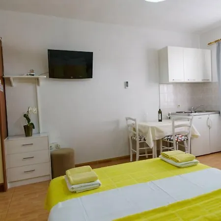 Lovely Studio For 2 Free Private Parking Apartment